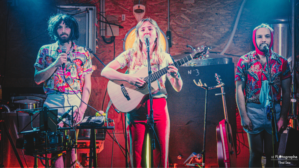 Sophie Le Cam, à la guitare accompagnée de ses 2 musiciens sur la scène d'un bar à L'Ile d'Yeu pendant le festival Les Berniques en Folie