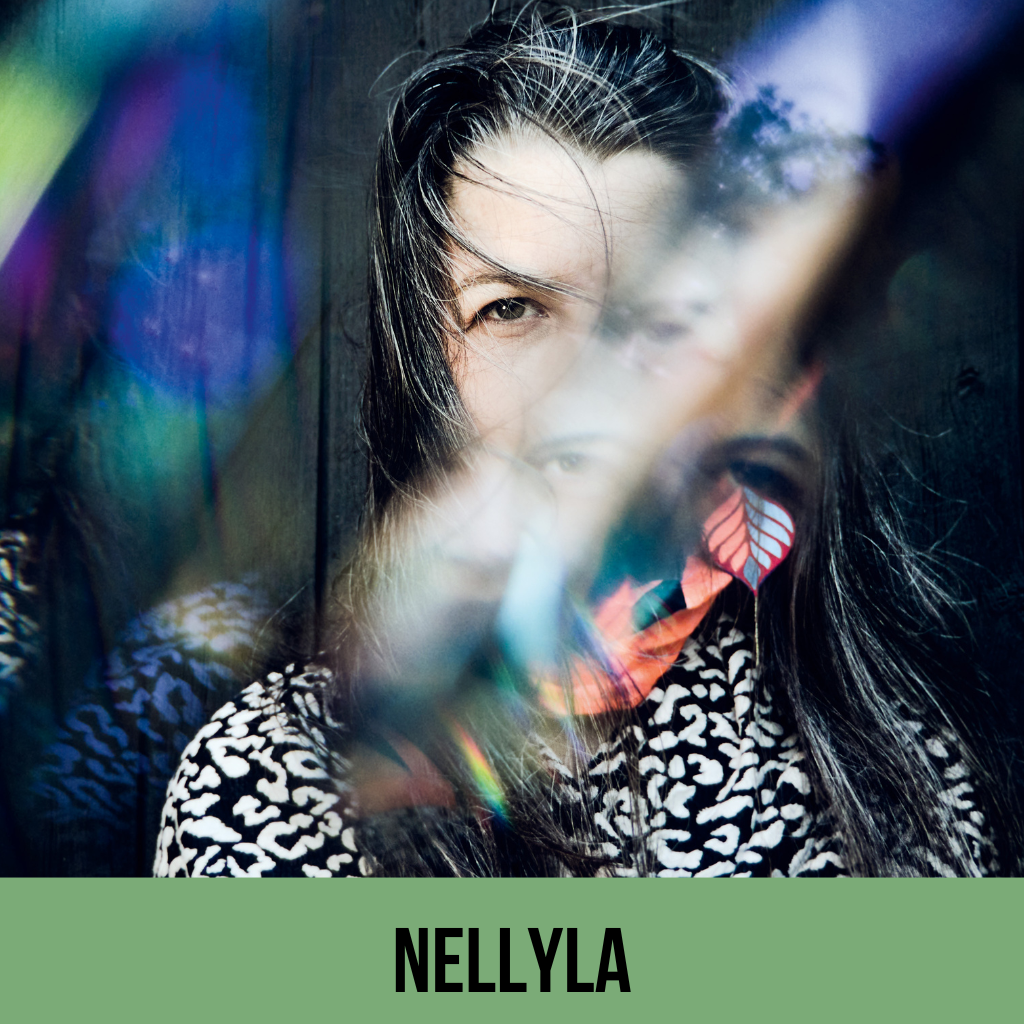 Portrait avec flou de l’artiste Nellyla