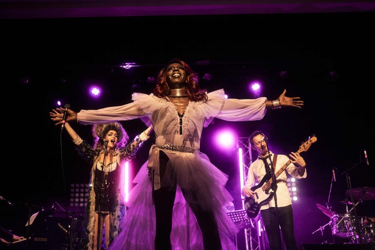 Le petit cabaret spectacle chantant reprise de tubes intemporels