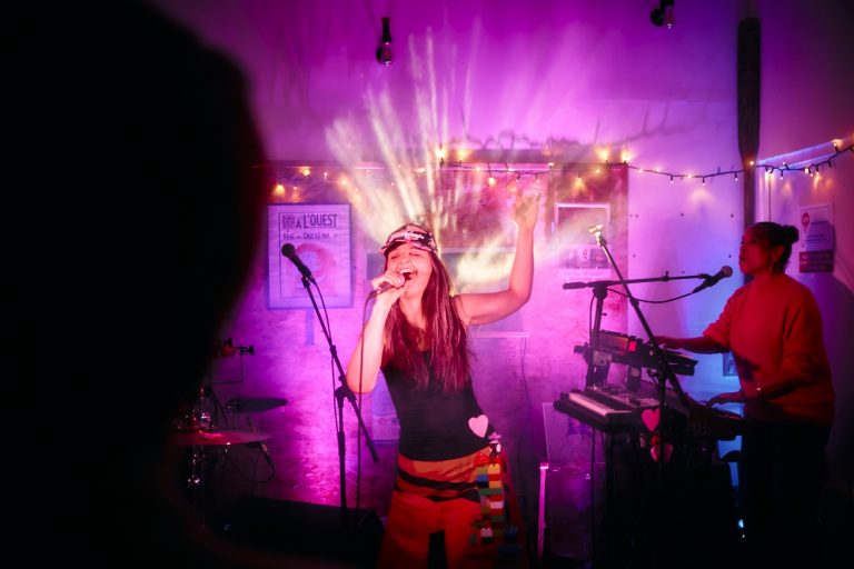 groupe pop avec synthé ukulélé et voix mezzo-soprano