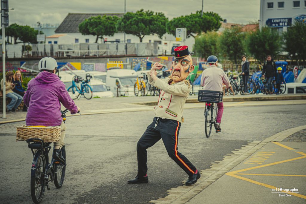 Ernest de la Cie Ecart en déambulation pendant le festival Les Berniques en Folie 2024